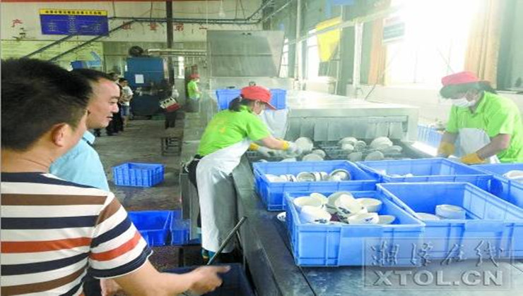 湘潭消费者零距离体验餐具消毒全过程
